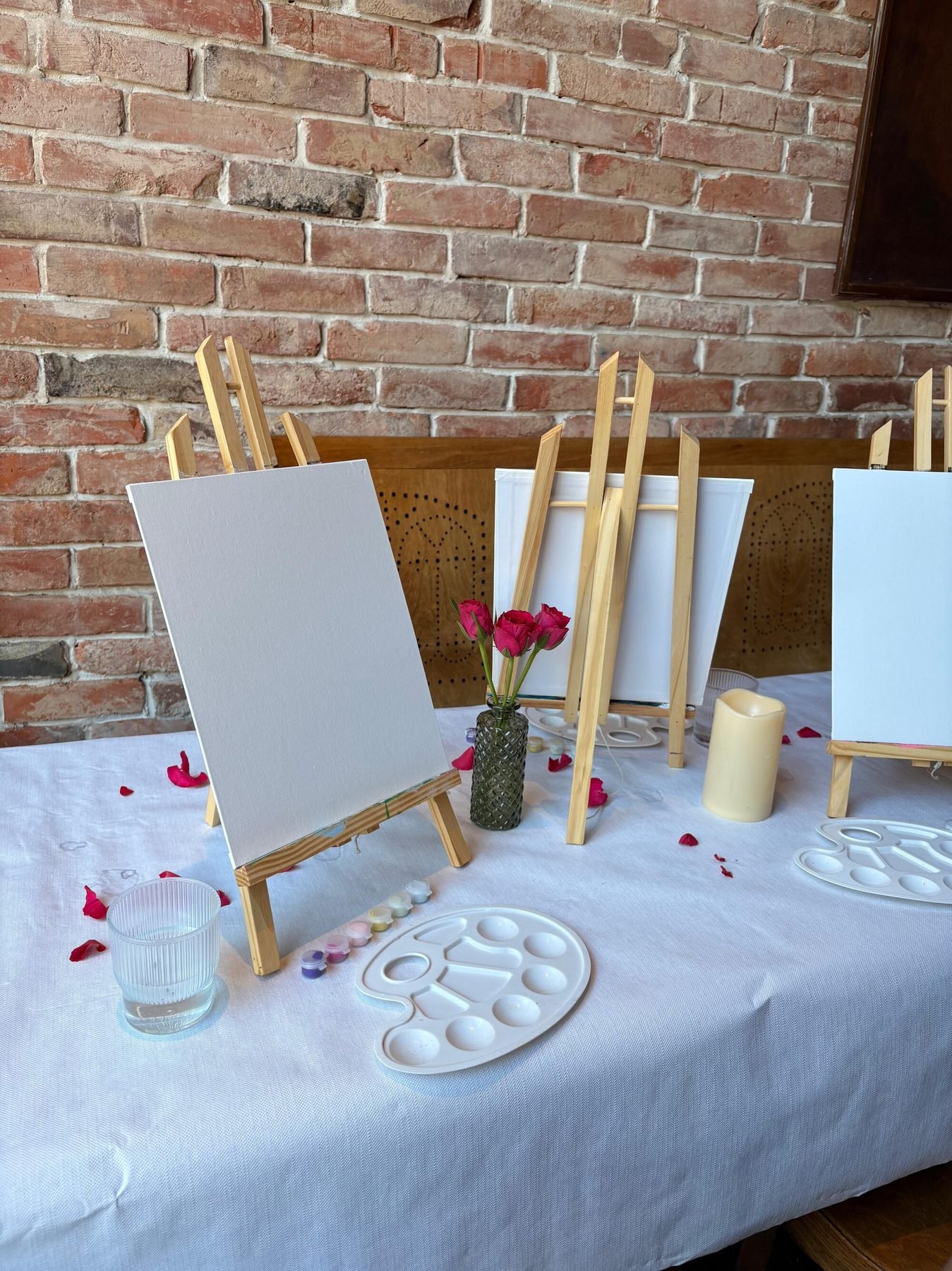 Table dressée avant un atelier créatif With Nürya à Genève
