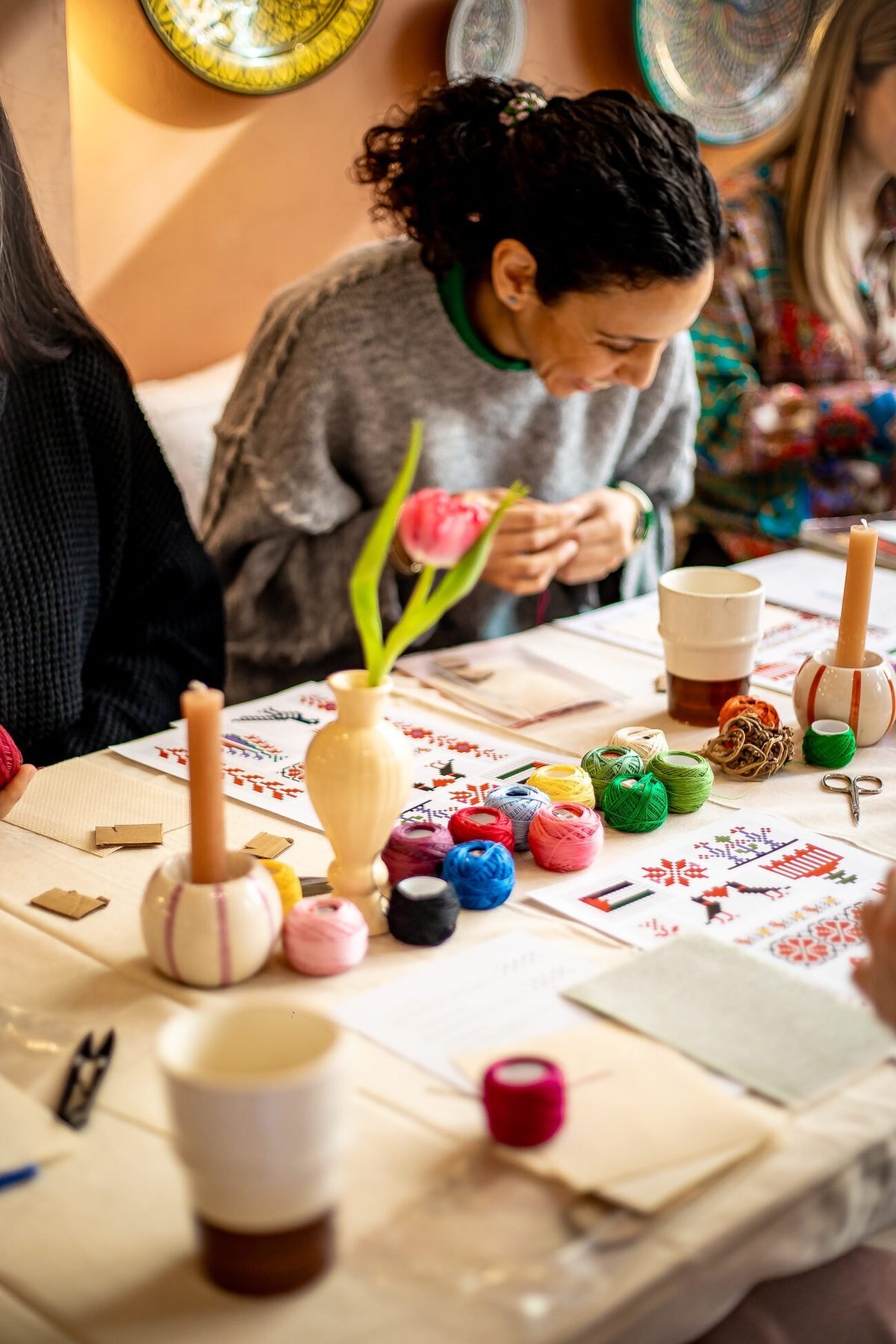 Participante peignant une fleur sur sa toile lors d’un atelier Paint & Brunch
