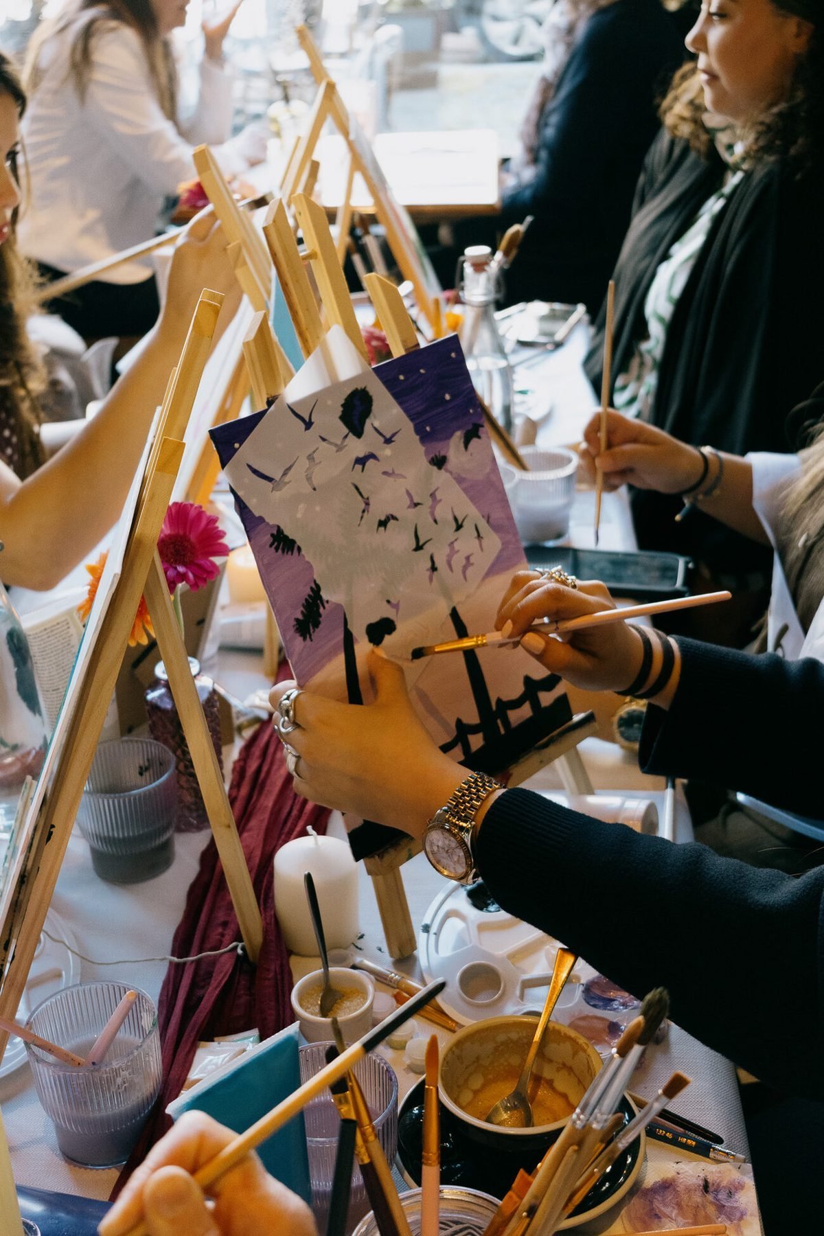 Mains en train de peindre au-dessus des palettes pendant l’atelier