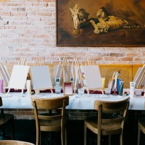 Longue table dressée avec les chevalets alignés avant l’arrivée des participantes