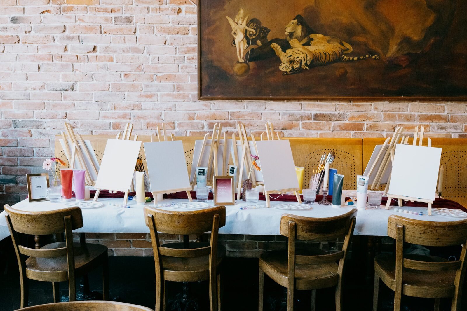 Longue table dressée avec les chevalets alignés avant l’arrivée des participantes
